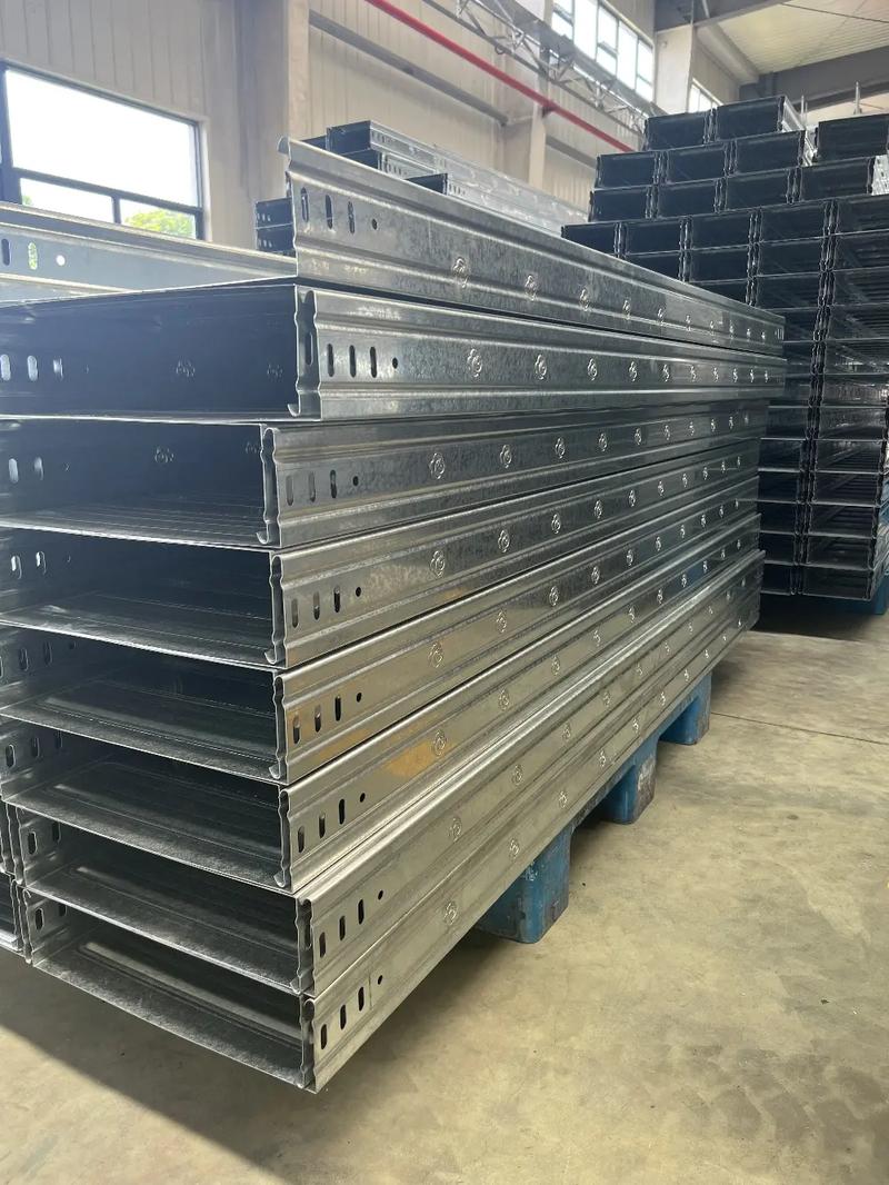 槽式電纜橋架：工業(yè)廠房里的“安全衛(wèi)士”與“效率專家”